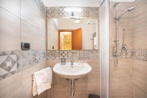 Habitación doble | Baño | Ducha, artículos de higiene personal gratuitos, bidé y toallas