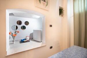 Camera doppia | Una scrivania, Wi-Fi gratuito, lenzuola