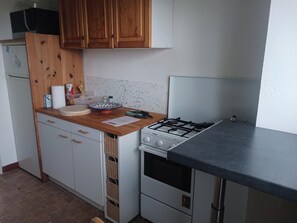 Réfrigérateur, micro-ondes, plaque de cuisson, lave-vaisselle
