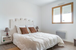 3 chambres, fer et planche à repasser