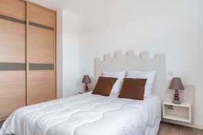 3 habitaciones y tabla de planchar con plancha 