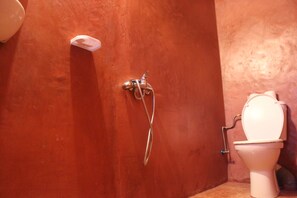 Douche, sĂšche-cheveux, serviettes fournies, savon