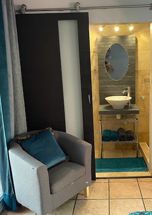 Een douche, handdoeken, zeep, toiletpapier