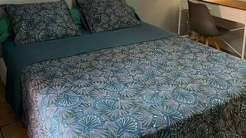 Een strijkplank/strijkijzer, internet, beddengoed