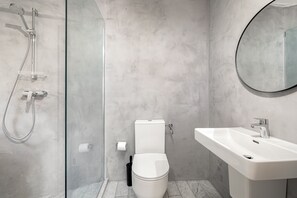 Douche, sĂšche-cheveux, serviettes fournies, papier toilette