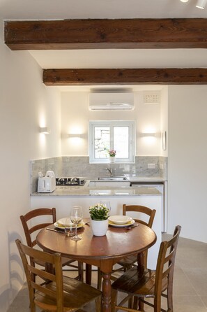 Réfrigérateur, un four, surface de cuisson, bouilloire électrique