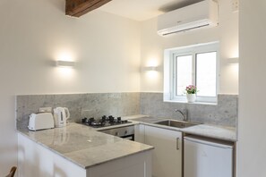 Réfrigérateur, un four, surface de cuisson, bouilloire électrique