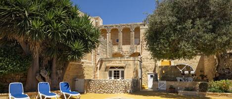 حمّام سباحة خارجي