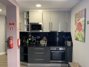 Apartment | Eigene Küche | Kühlschrank, Mikrowelle, Ofen, Herdplatte