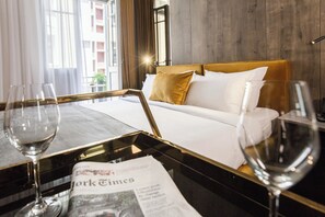 Golden Suite with Indoor Massage Hot Tub | Sábanas de algodón egipcio y ropa de cama de alta calidad
