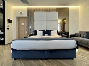 Blue Royal Suite with Indoor Massage Hot Tub