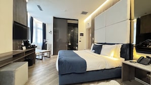 Blue Royal Suite with Indoor Massage Hot Tub