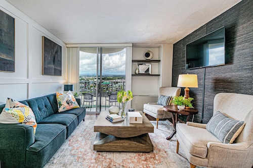 Cosmopolitan Condo - Lagoon Centre 701 In the Heart of Hilo