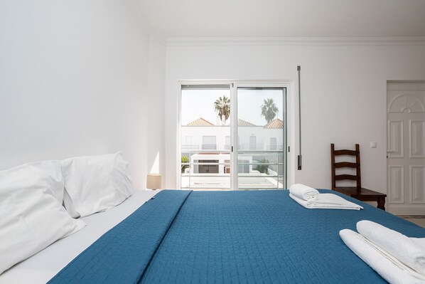 2 bedrooms, free WiFi, bed sheets - Villa with 2 bedrooms and patio by AlgarveManta (8V2) (Manta Rota)