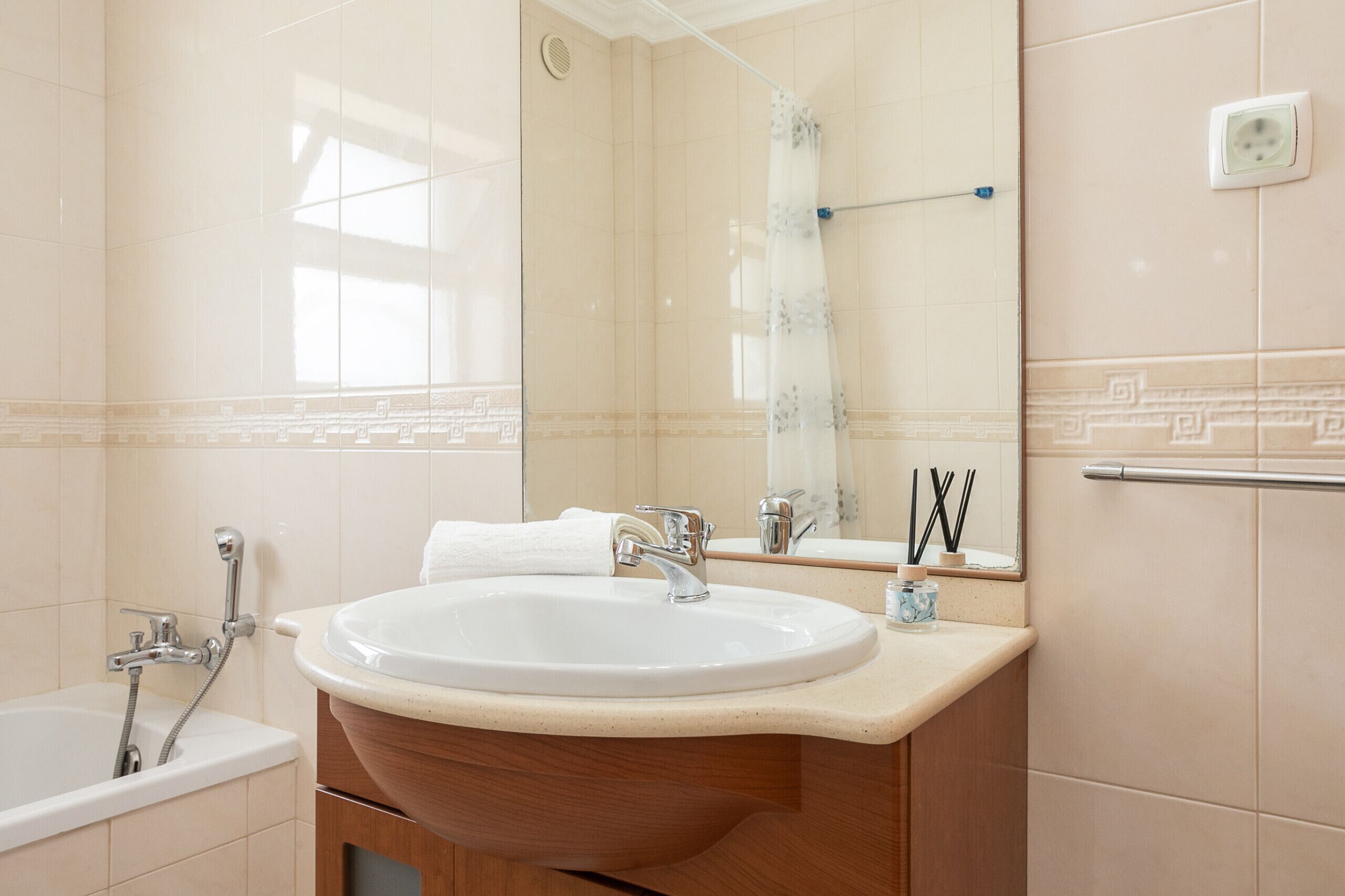 Bathtub, towels