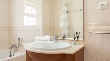 Bathtub, towels