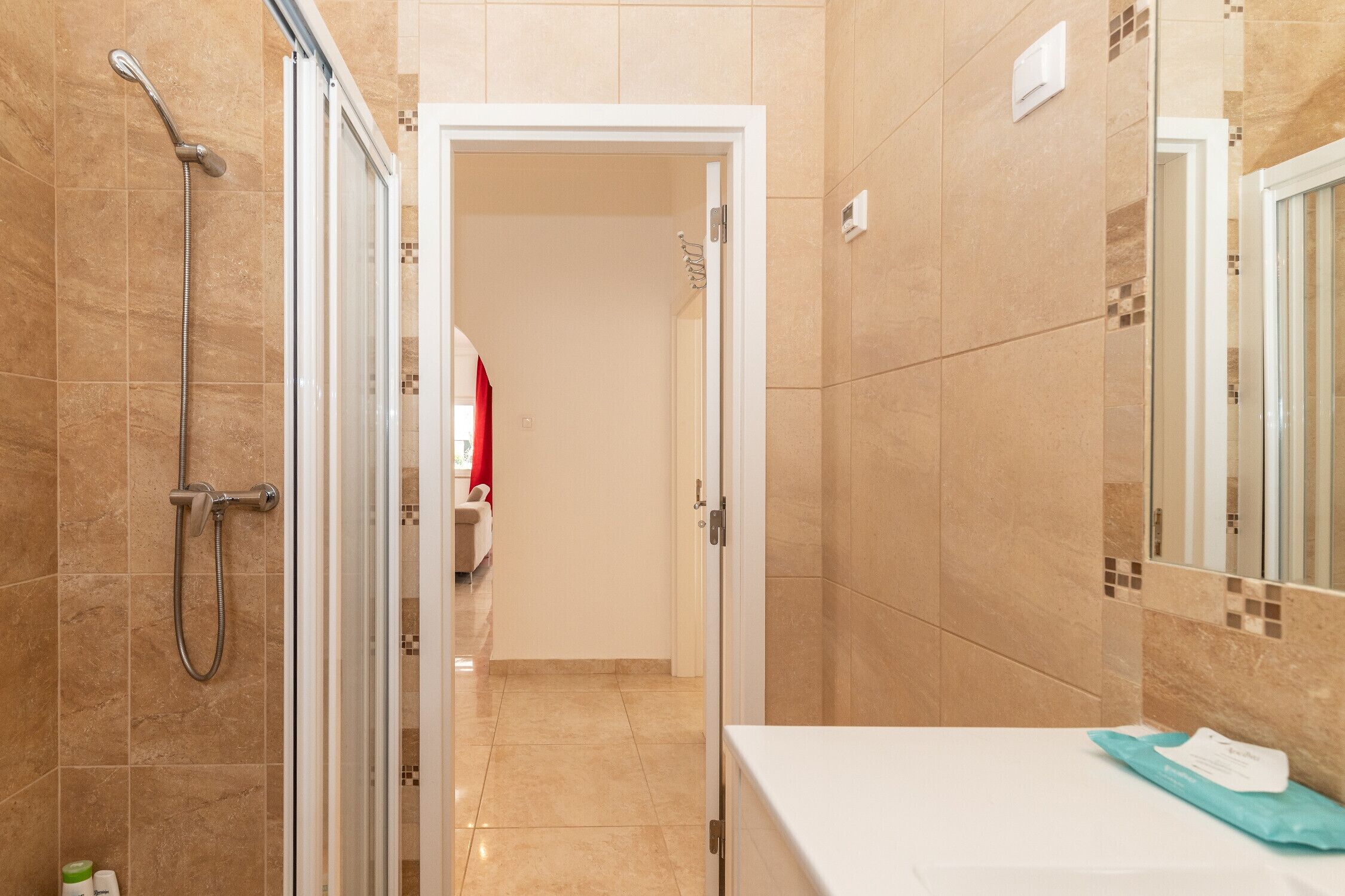 Douche, serviettes fournies