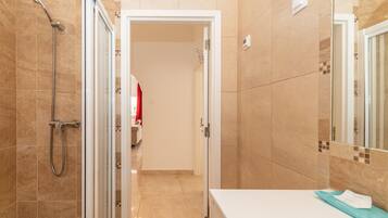 Douche, serviettes fournies