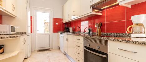 冰箱、微波炉、烤箱、洗碗机