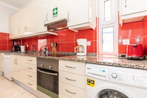 Een koelkast, een magnetron, een oven, een vaatwasser