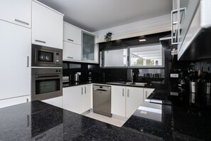 Kjøleskap, mikrobølgeovn, ovn og oppvaskmaskin