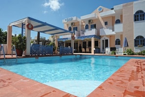 Outdoor pool - "SIRENA" Apartments provide the best service and the famous Cretan hospitality (Agia Pelagia, Heraklion)