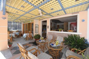 Outdoor dining - "SIRENA" Apartments provide the best service and the famous Cretan hospitality (Agia Pelagia, Heraklion)
