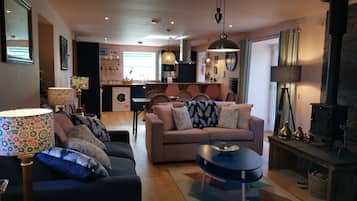 Una Smart TV, una chimenea, libros, un reproductor estéreo