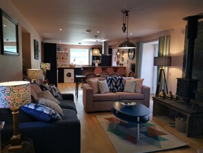 Smart TV, fireplace, books, stereo