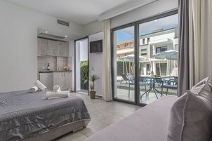 Refrigerador, placa de cocina, utensilios de cocina