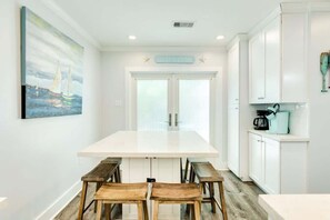 Dining - Casa Azul - 2 Blocks to Beach, Near Historic Strand, Private Yard! (Galveston)