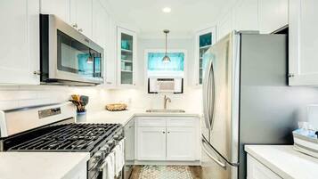 冰箱、微波炉、烤箱、炉灶