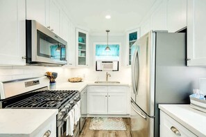 冰箱、微波炉、烤箱、炉灶