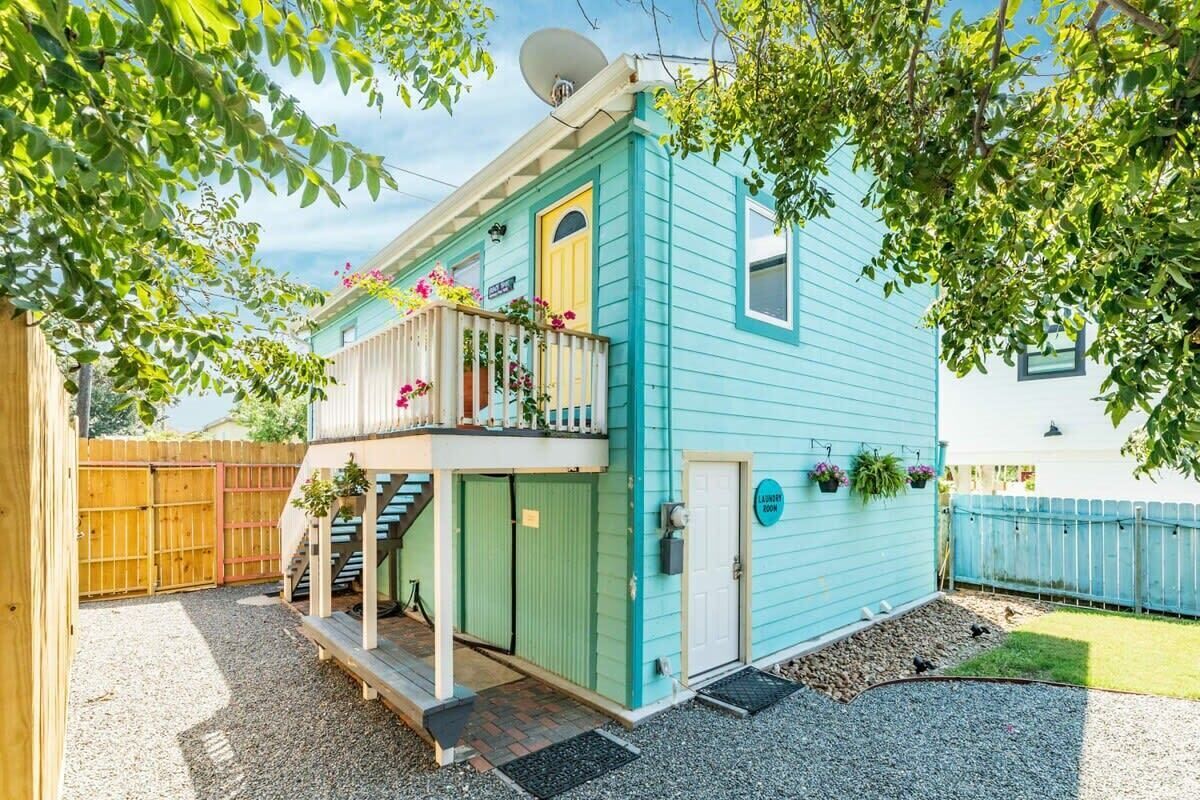 Just 2 Blocks to Seawall, Ocean & Beach!  Oh My!