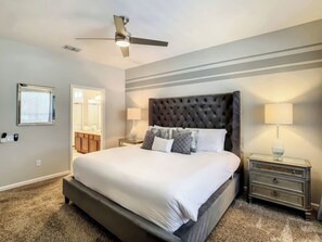 4 habitaciones, escritorio y tabla de planchar con plancha 