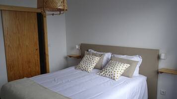 Rom – basic, 1 queensize-seng, sjøutsikt | 3 soverom, skrivebord for bærbar PC og sengetøy