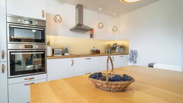 Basic Room, 1 Queen Bed, Sea View | Shared kitchen | Fridge, microwave, oven, stovetop
