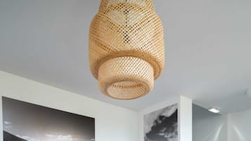 Chambre, 2 lits une place, vue mer | Coin séjour | Télévision de 42 pouces avec chaînes par câble, cheminée, livres