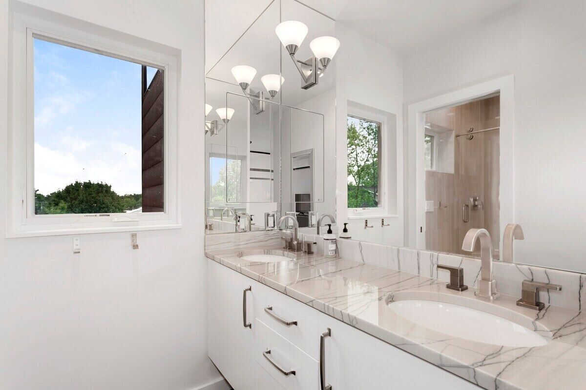 Bathtub, hair dryer, towels