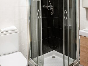 Een douche, een haardroger, handdoeken