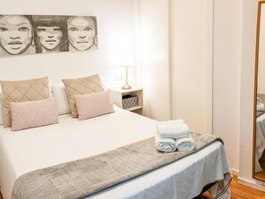 2 slaapkamers, een strijkplank/strijkijzer, internet, beddengoed