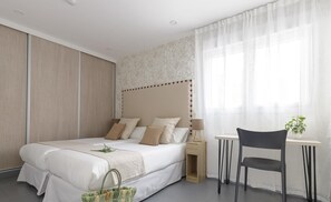 2 bedrooms, iron/ironing board, internet, bed sheets
