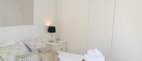 1 slaapkamer, een strijkplank/strijkijzer, internet, beddengoed