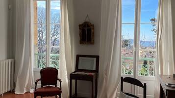 5 slaapkamers, een strijkplank/strijkijzer, reisbedje, wifi