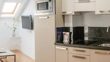 Réfrigérateur, four à micro-ondes, cafetière-théière, grille-pain