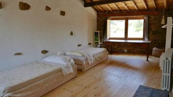 4 soverom, skrivebord, strykejern/-brett og wi-fi (inkludert)