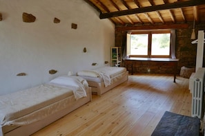 4 bedrooms, desk, iron/ironing board, free WiFi