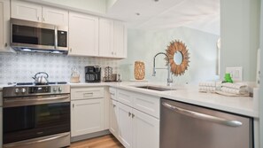 Réfrigérateur, four à micro-ondes, un four, surface de cuisson