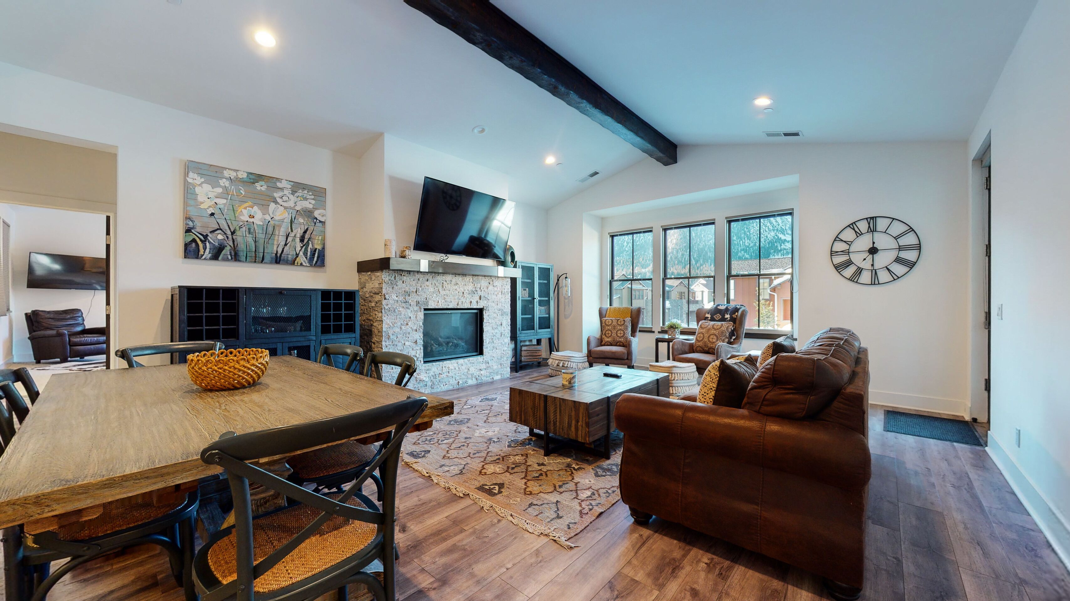 Mountain Deluxe, Stunning Views! Beautiful Modern Décor. Private Balcony, BBQ