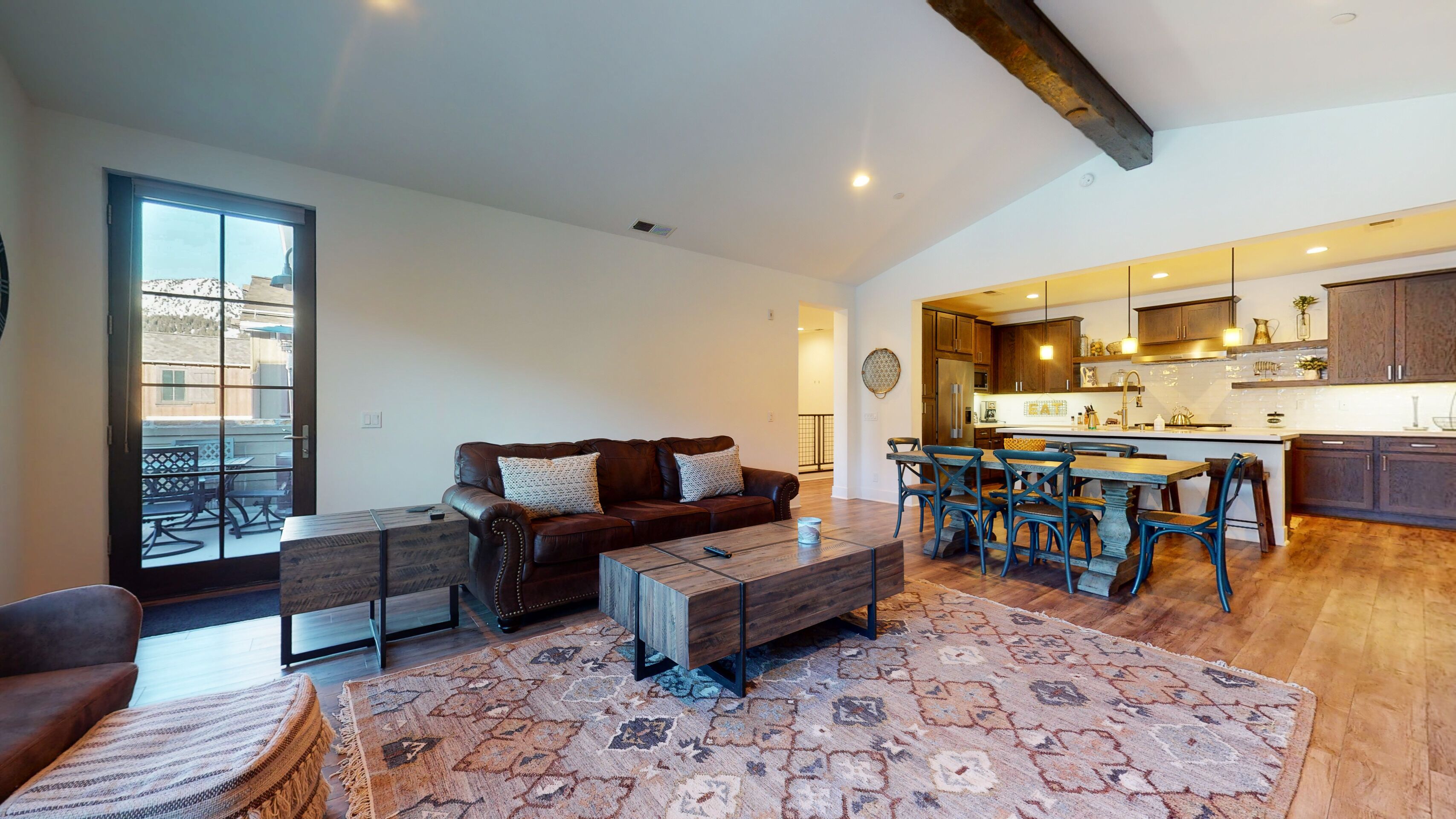 Mountain Deluxe, Stunning Views! Beautiful Modern Décor. Private Balcony, BBQ